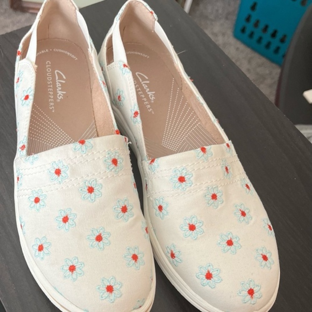 Cute Floral NWT Clarks Cloud‎ Steppers